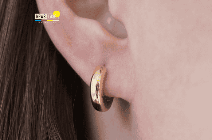 I'm sure hoops have become a mandatory accessory in the jewelry industry. Today's hoop earrings in gold are available in collections such as:
